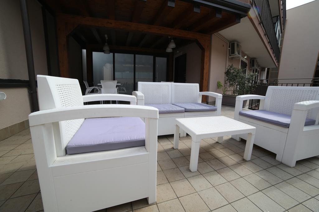 B&B Ciclopi อาชิ กัสเตลโล ภายนอก รูปภาพ